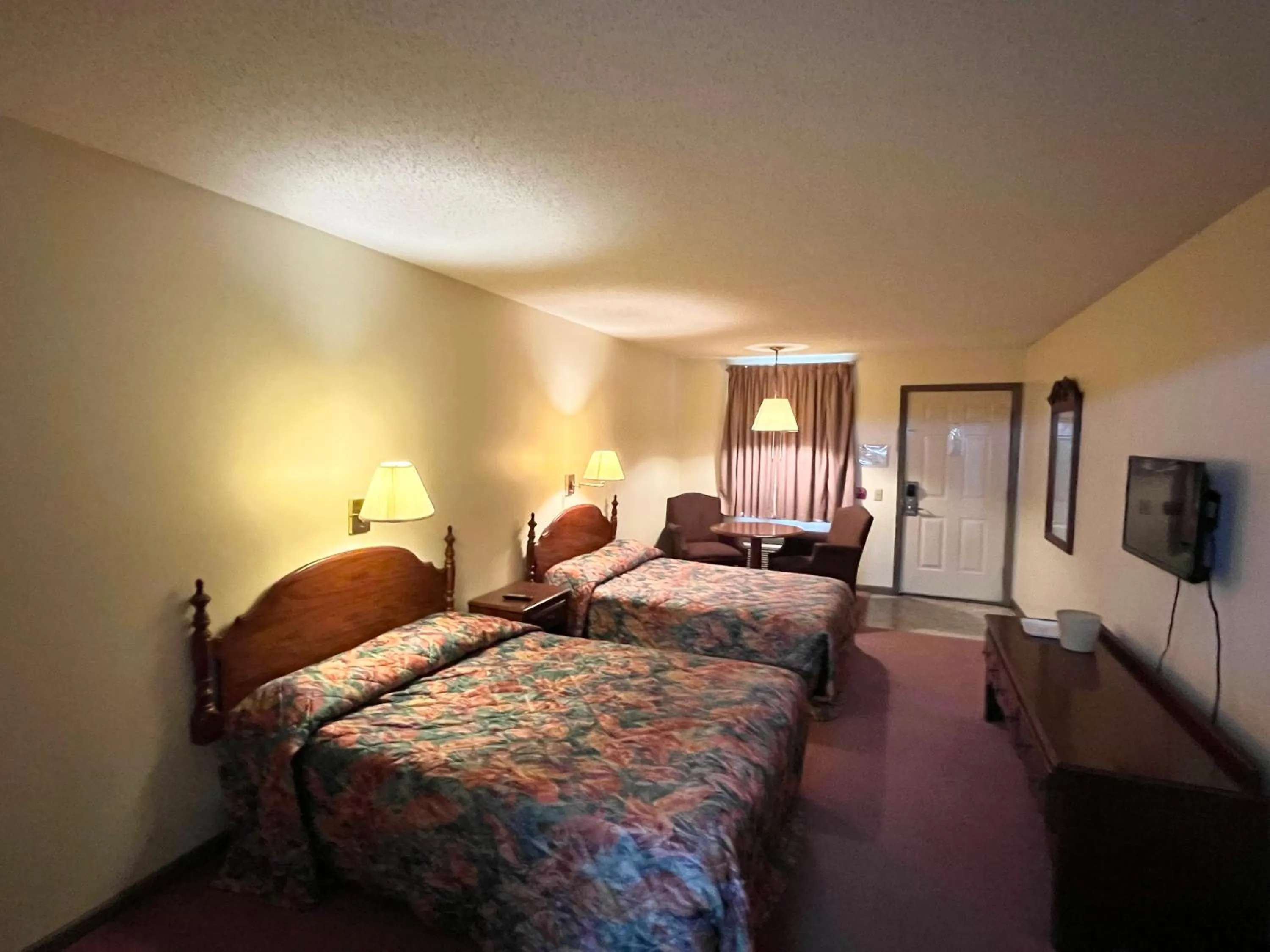 Bed in Mountain Empire Motel