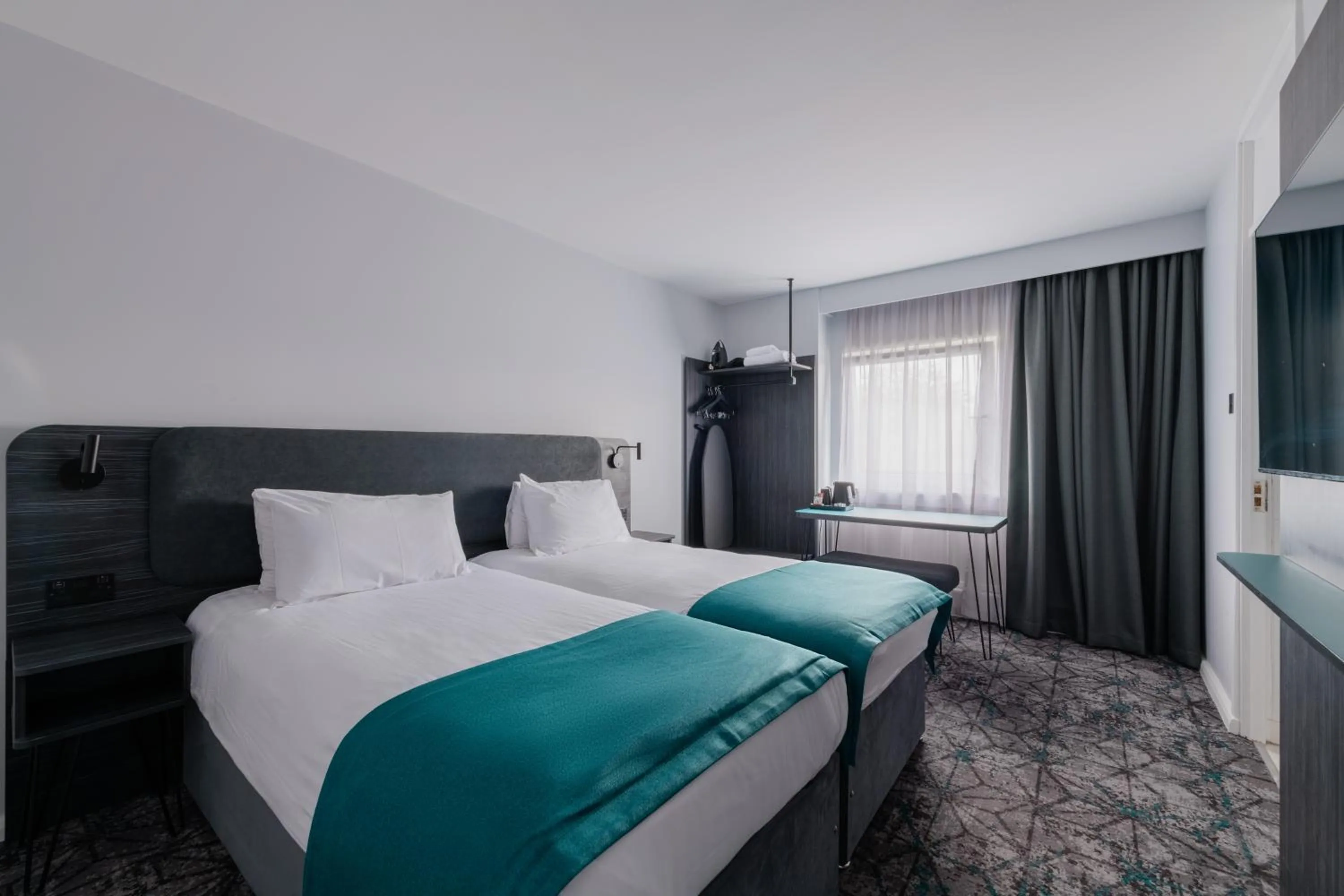 Bedroom, Bed in Normandy Hotel (Near Glasgow Airport)