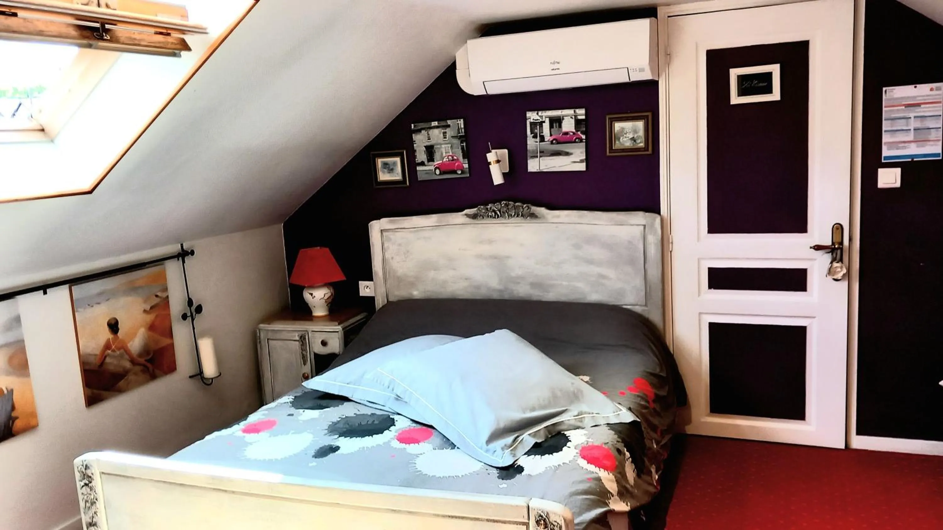 Photo of the whole room, Bed in Chez Marie