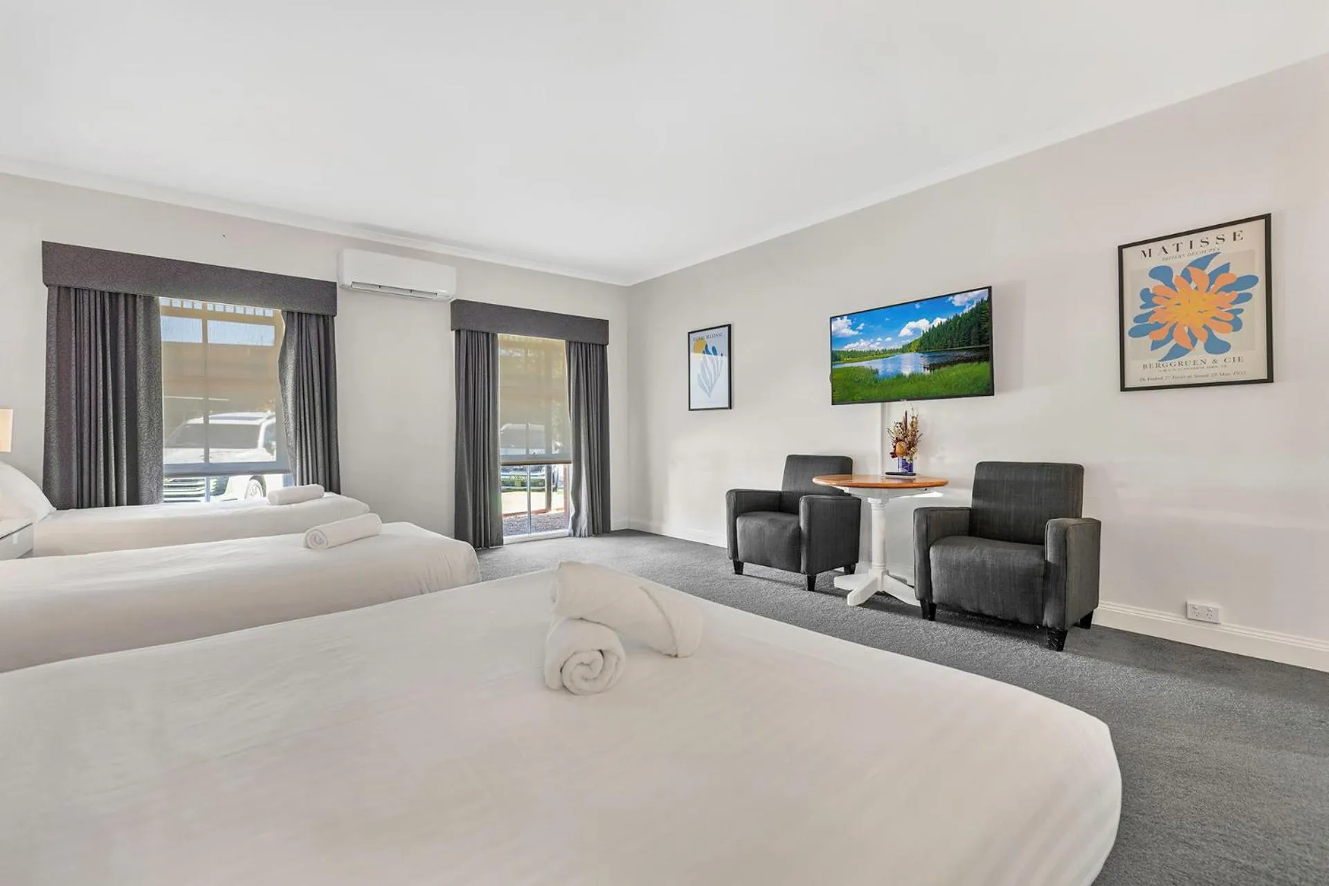 TV and multimedia, Bed in Caledonian Hotel Echuca