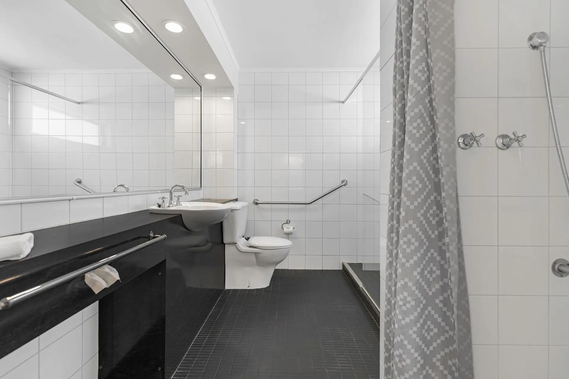 Shower in Caledonian Hotel Echuca