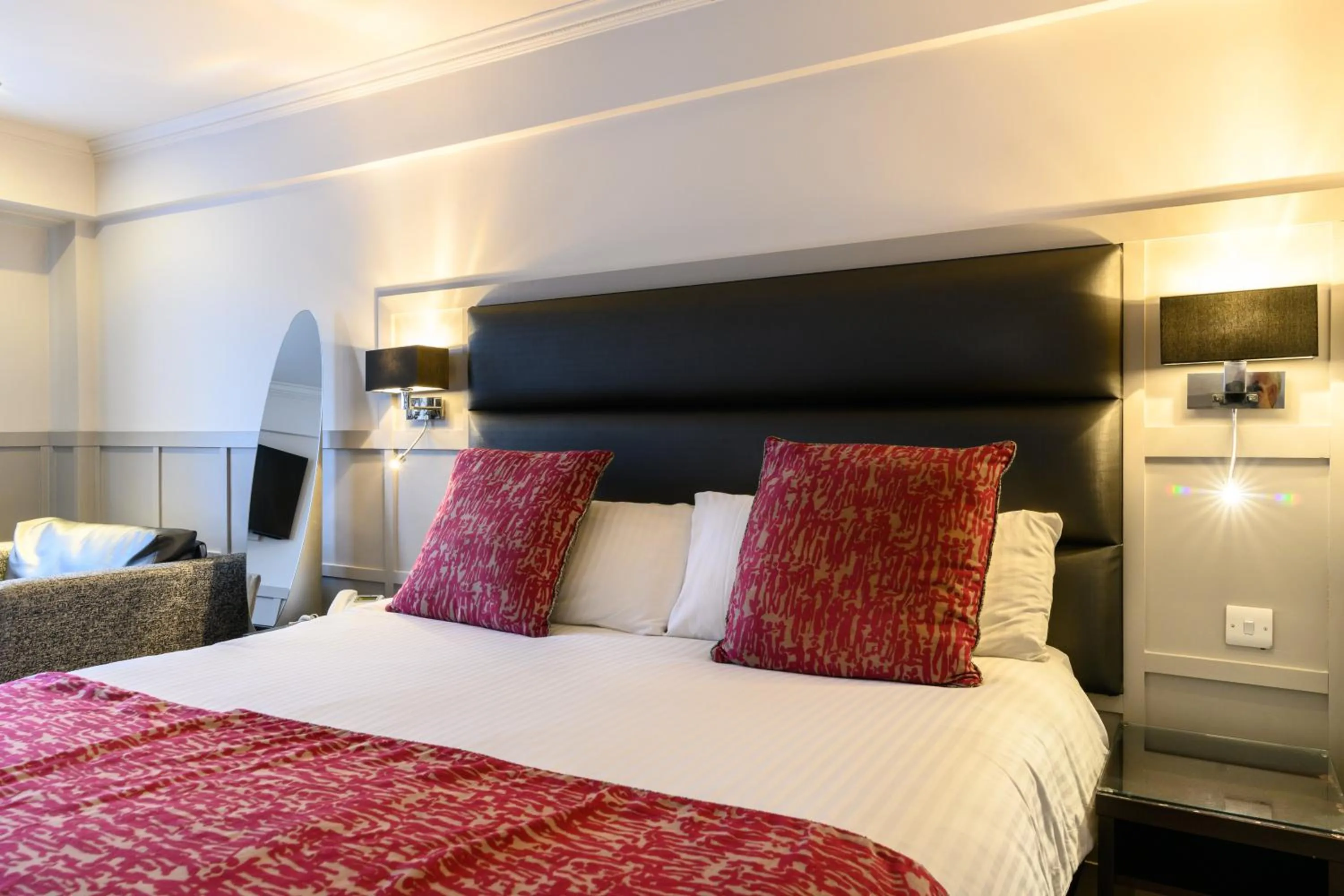 Bed in Glynhill Hotel & Spa near Glasgow Airport