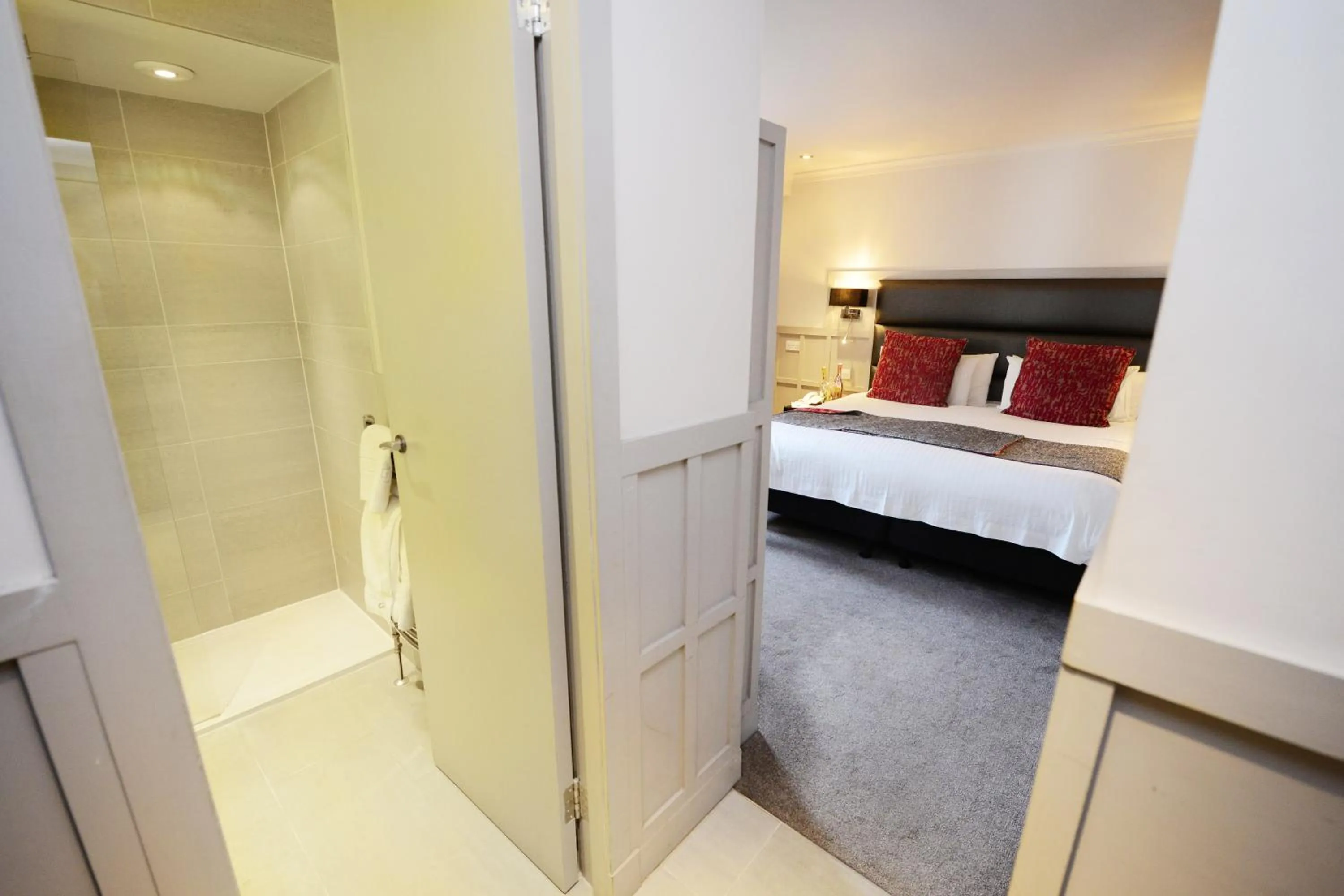 Bed in Glynhill Hotel & Spa near Glasgow Airport