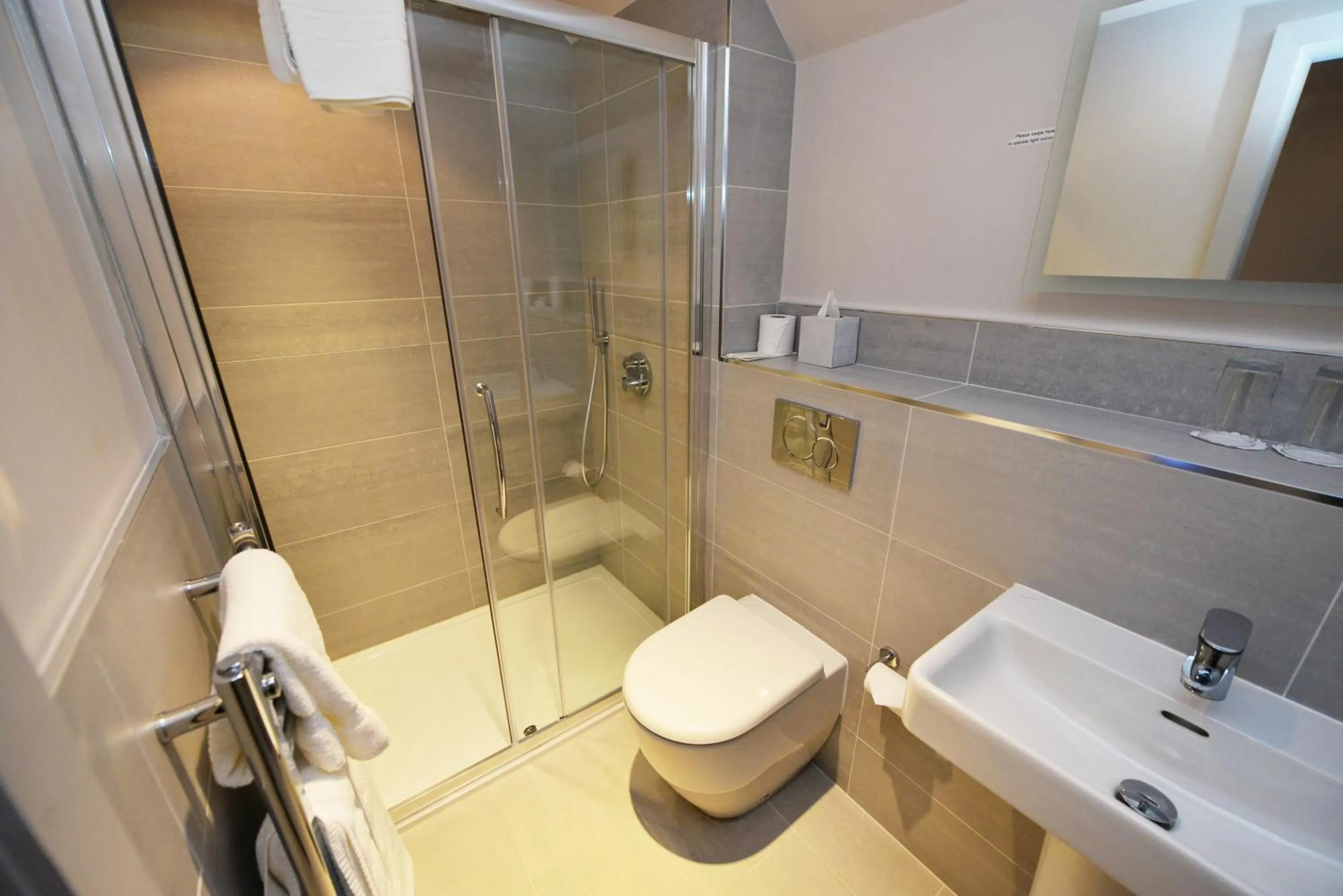 Shower in Glynhill Hotel & Spa near Glasgow Airport