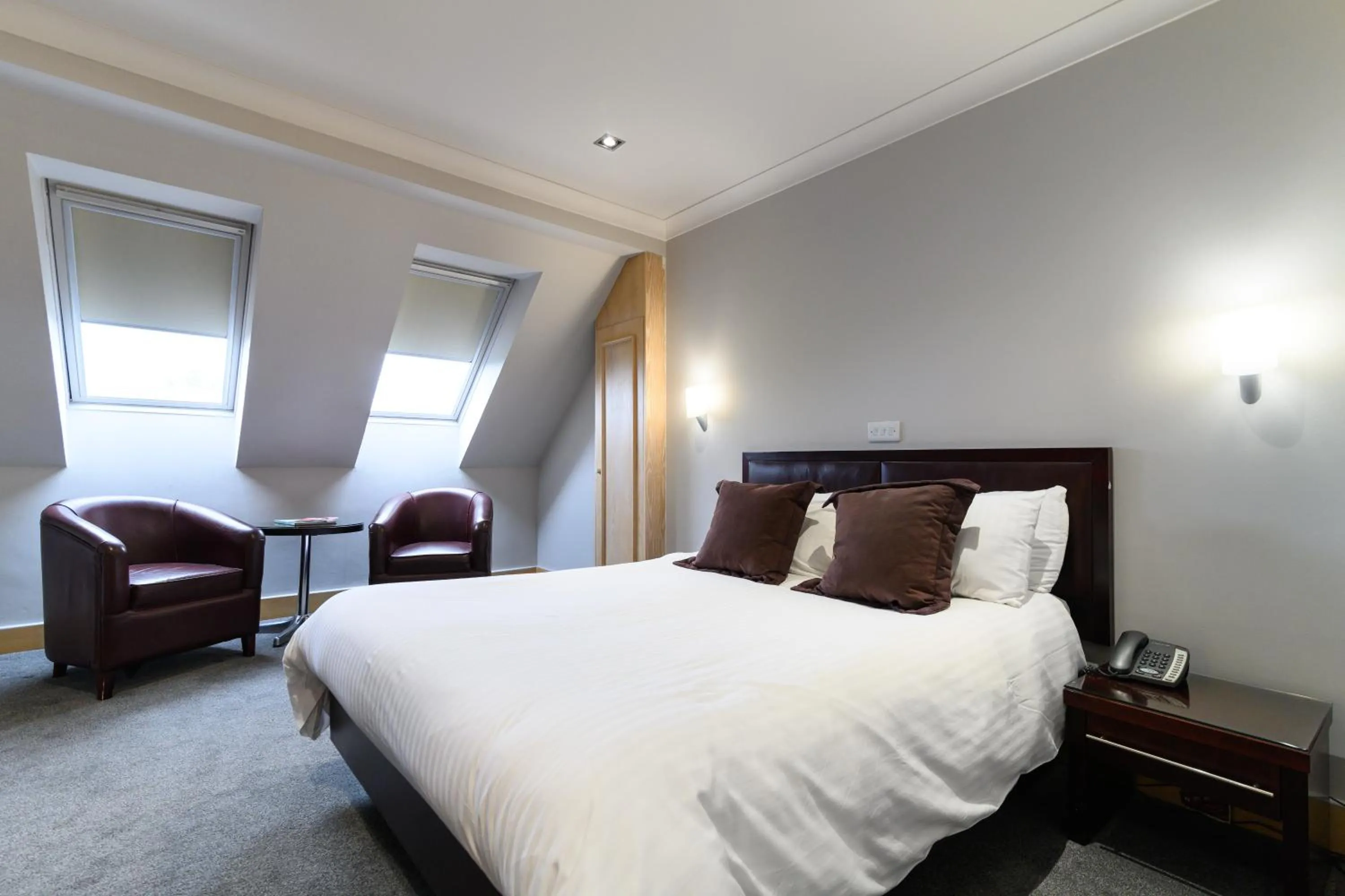 Bed in Glynhill Hotel & Spa near Glasgow Airport