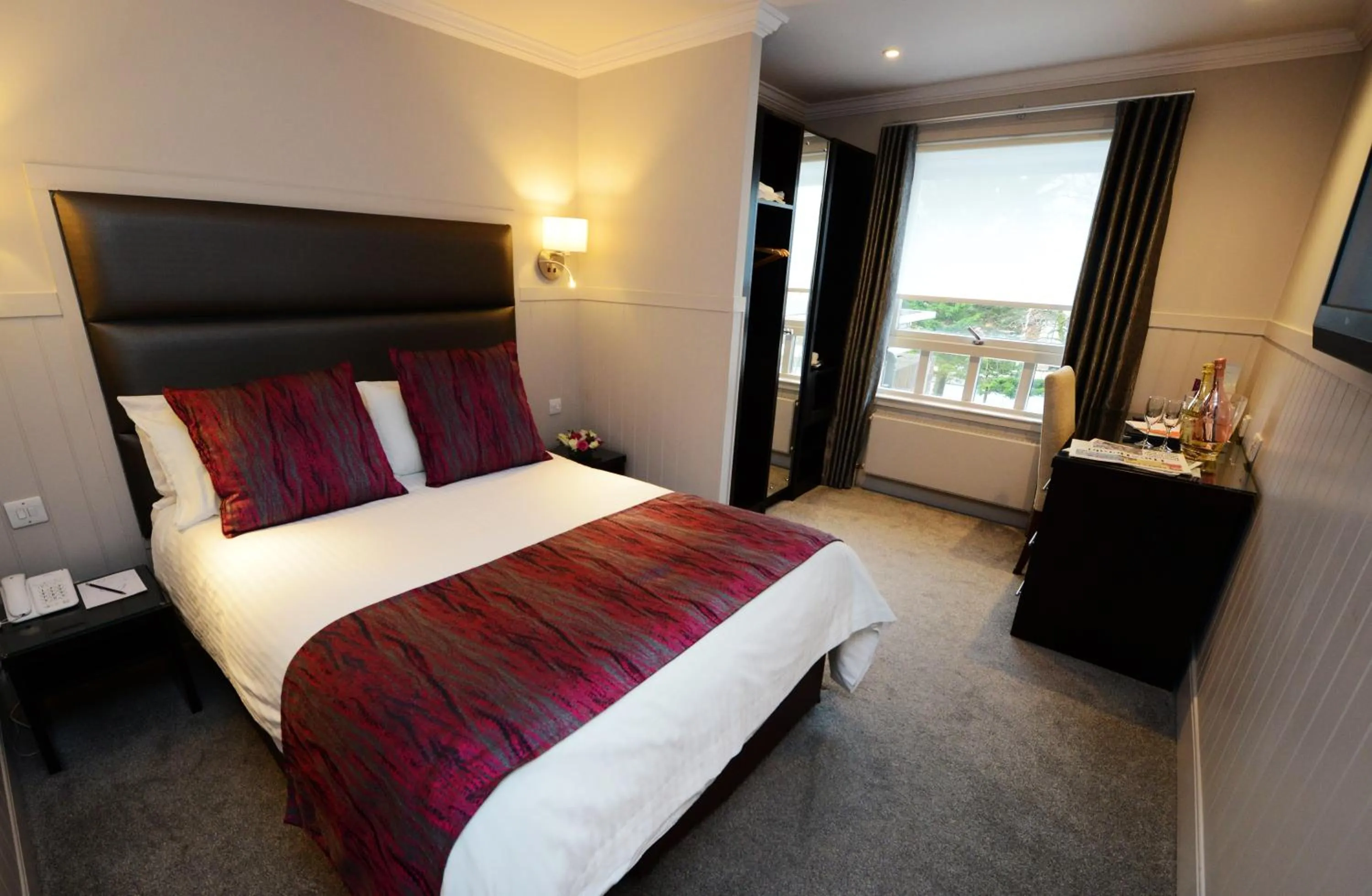 Bed in Glynhill Hotel & Spa near Glasgow Airport