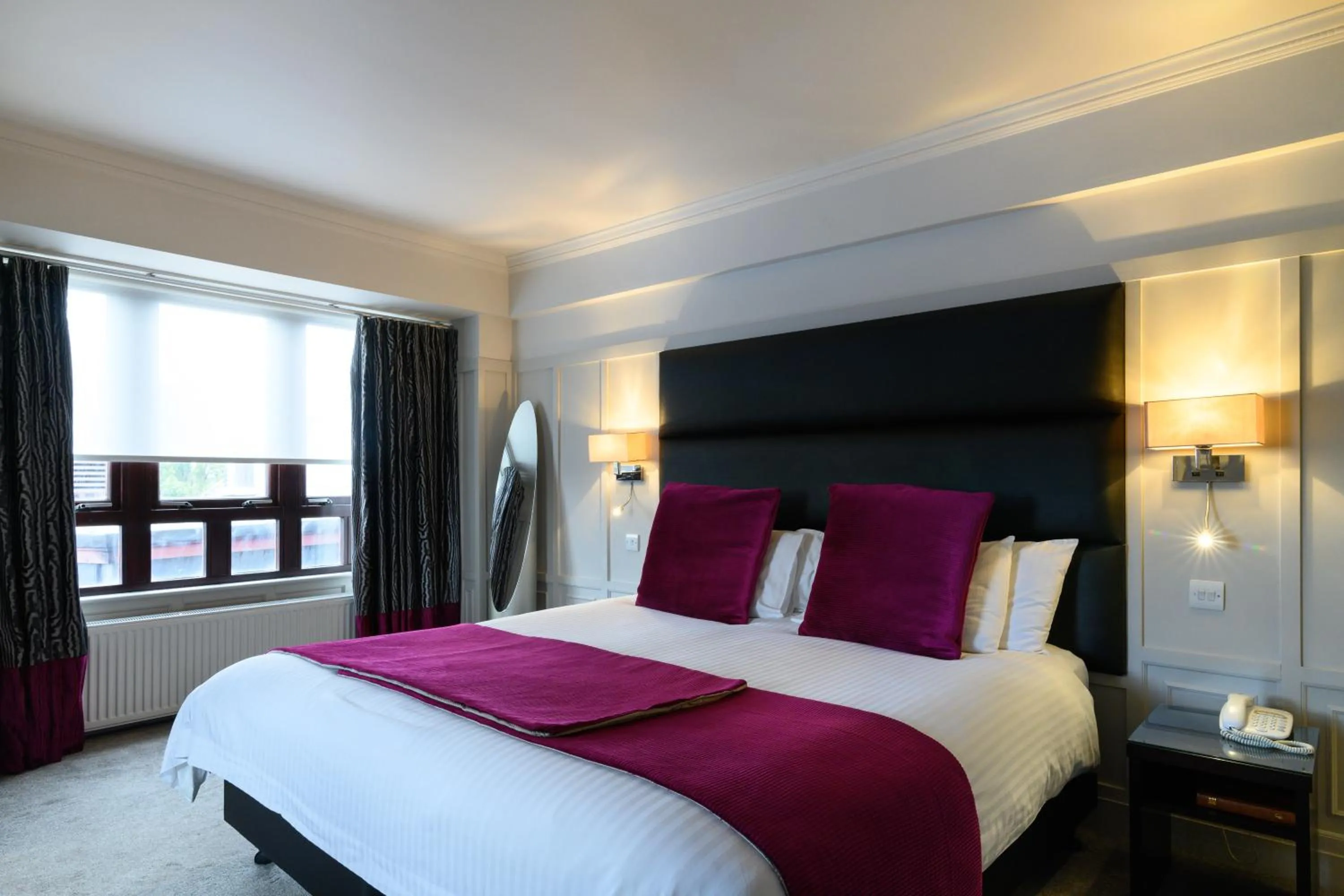 Bed in Glynhill Hotel & Spa near Glasgow Airport