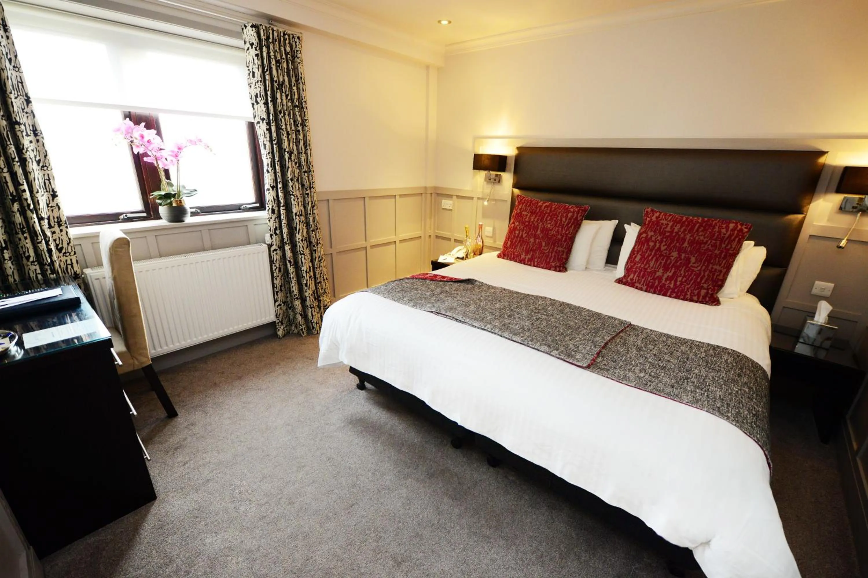 Bed in Glynhill Hotel & Spa near Glasgow Airport
