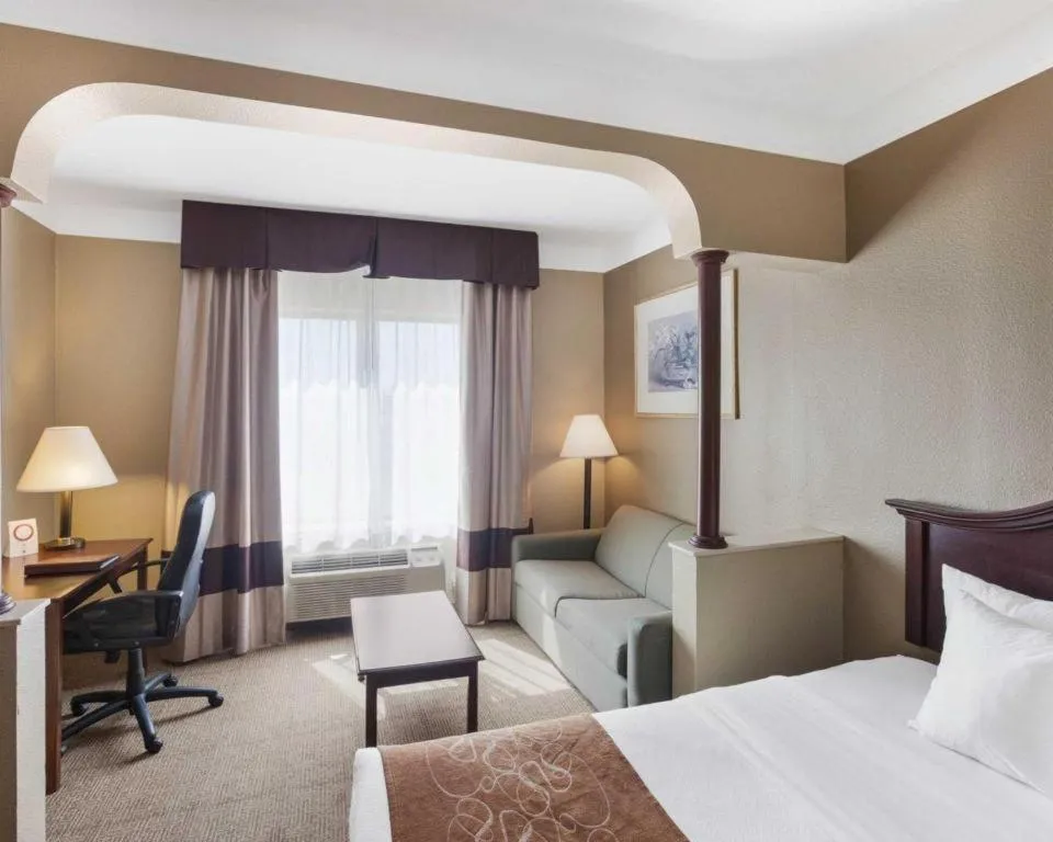 Bed in Comfort Suites Plainview