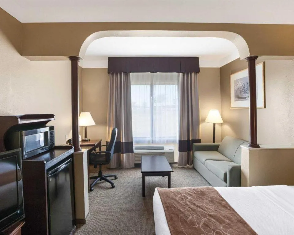 Bed in Comfort Suites Plainview