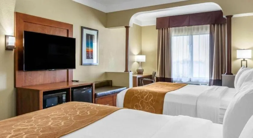 Bed in Comfort Suites Plainview