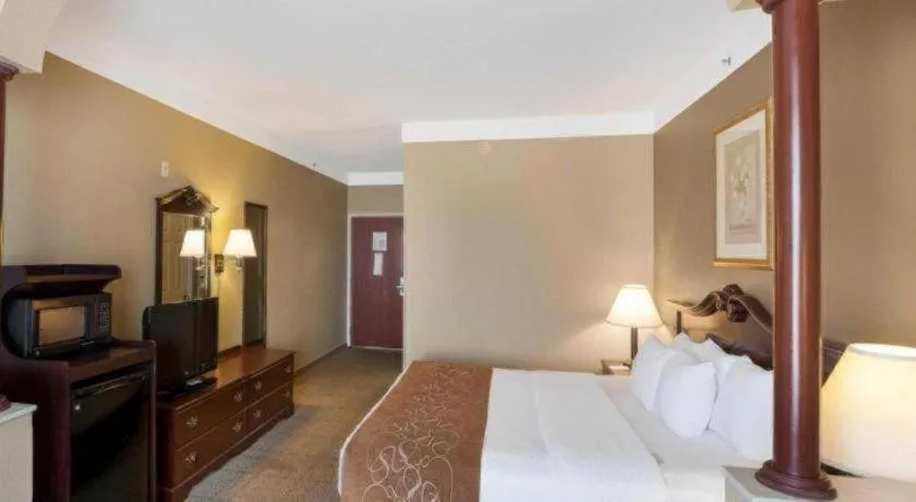 Bed in Comfort Suites Plainview