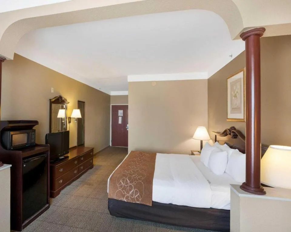 Bed in Comfort Suites Plainview