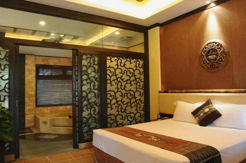 Bed in Riyuegu Hotsprings Resort