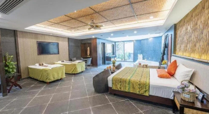 Bed in Riyuegu Hotsprings Resort