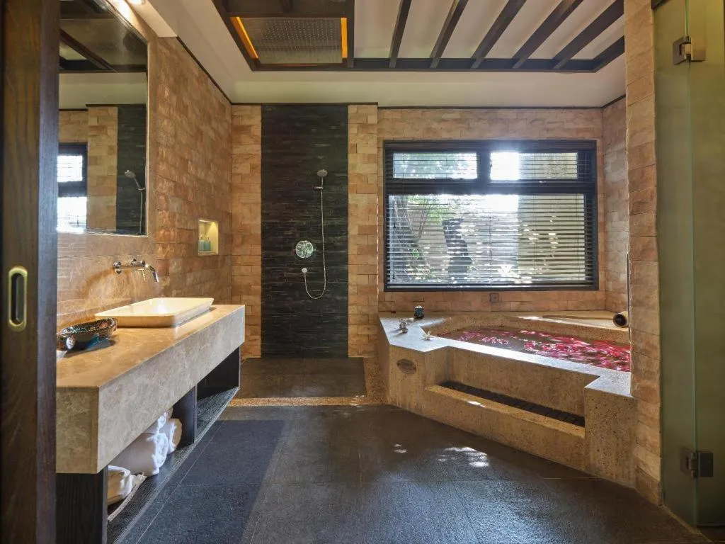 Bed in Riyuegu Hotsprings Resort