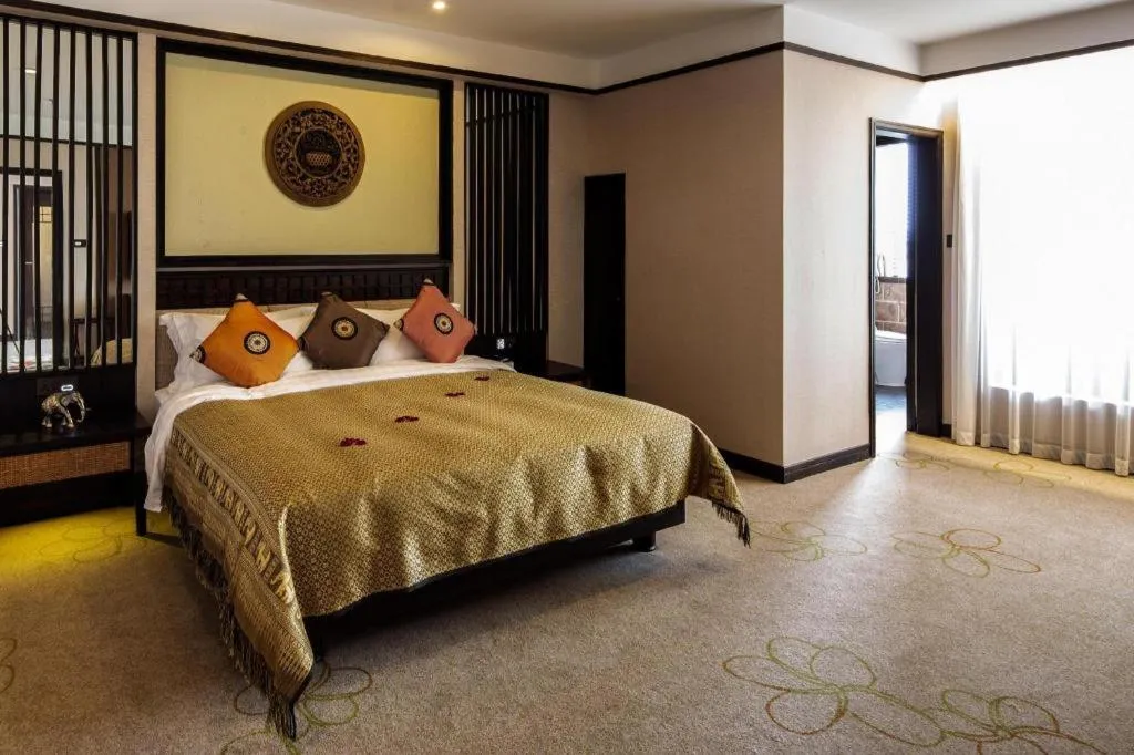 Bed in Riyuegu Hotsprings Resort