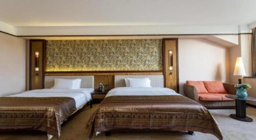 Bed in Riyuegu Hotsprings Resort