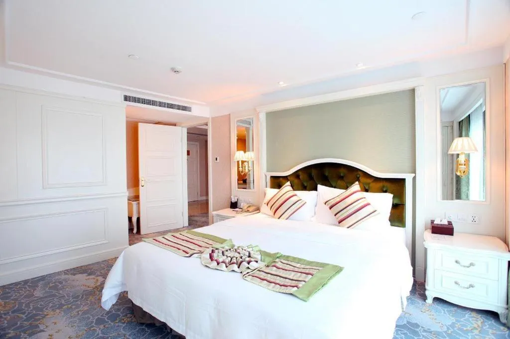 Bed in Xiamen Jingmin Central Hotel