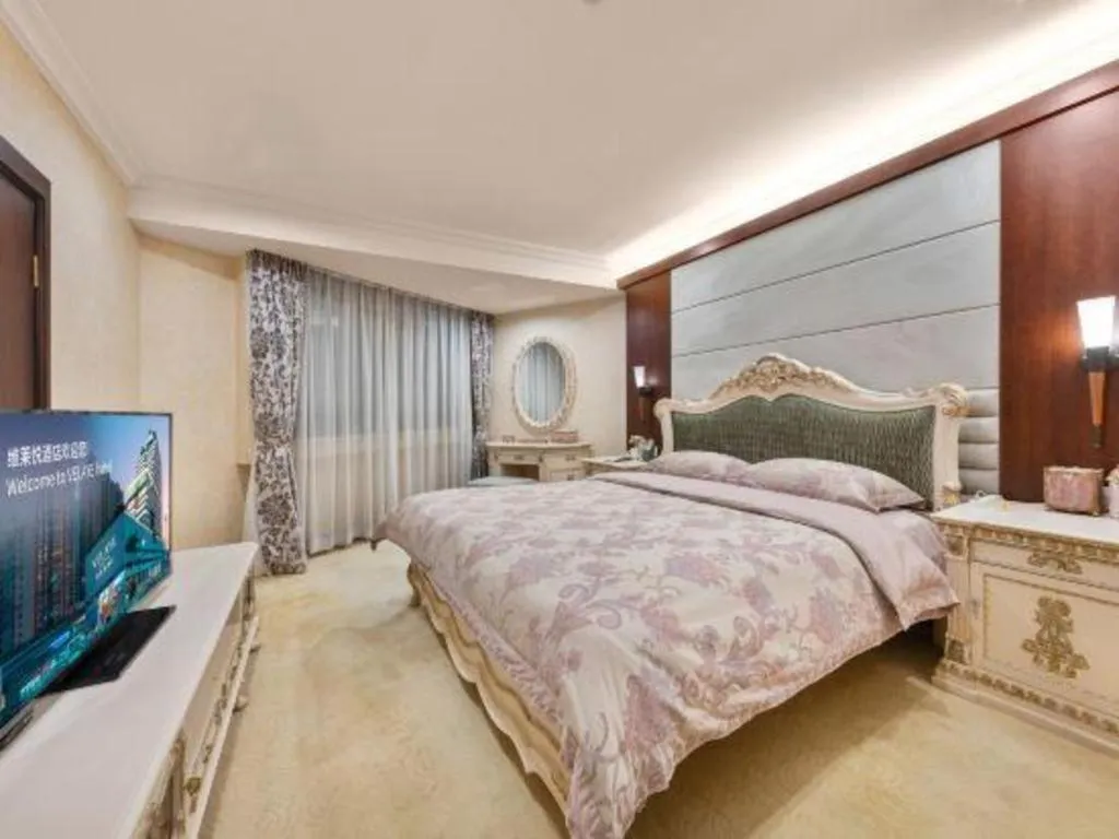 Bed in Century Plaza Hotel