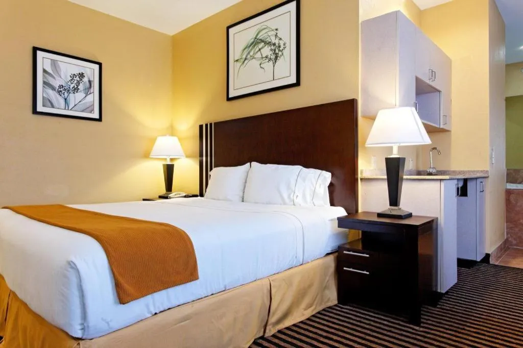 Bed in Holiday Inn Express Crockett By IHG