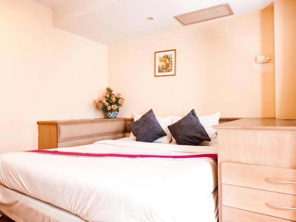 Bed in Best Comfort Bangkok Hotel