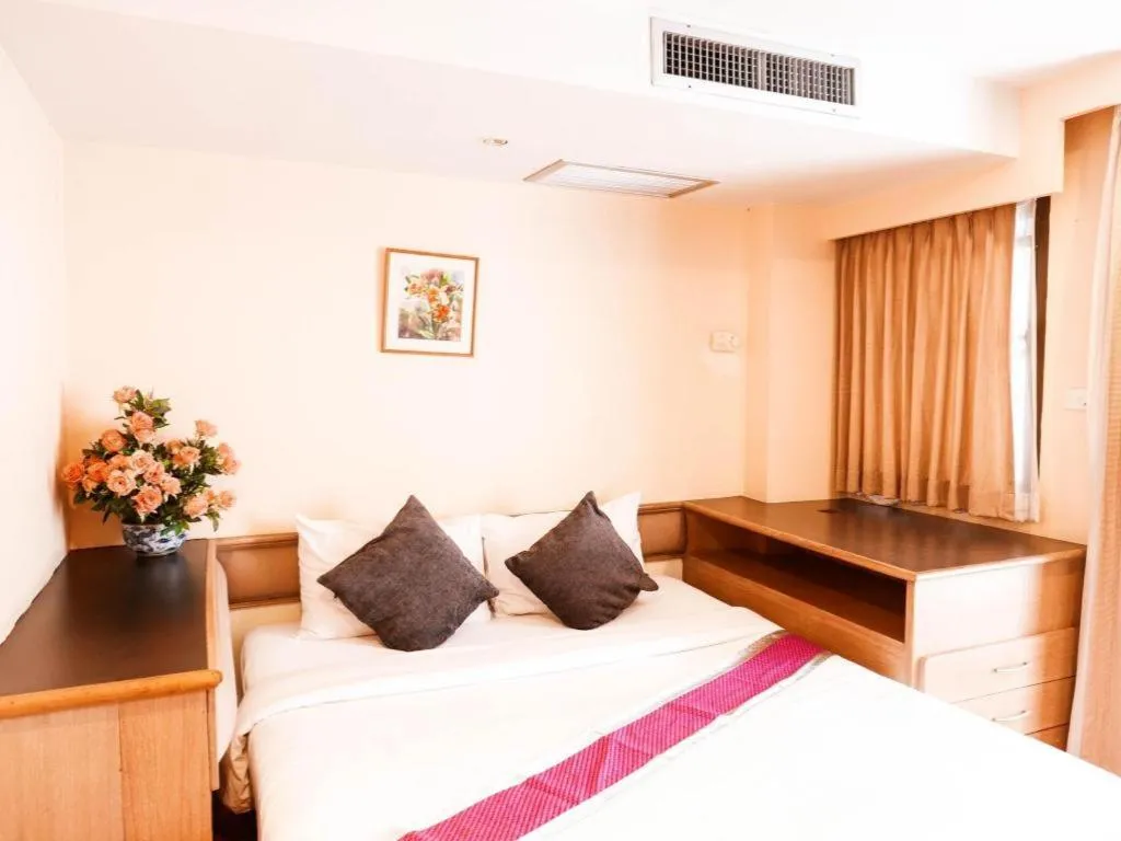 Bed in Best Comfort Bangkok Hotel