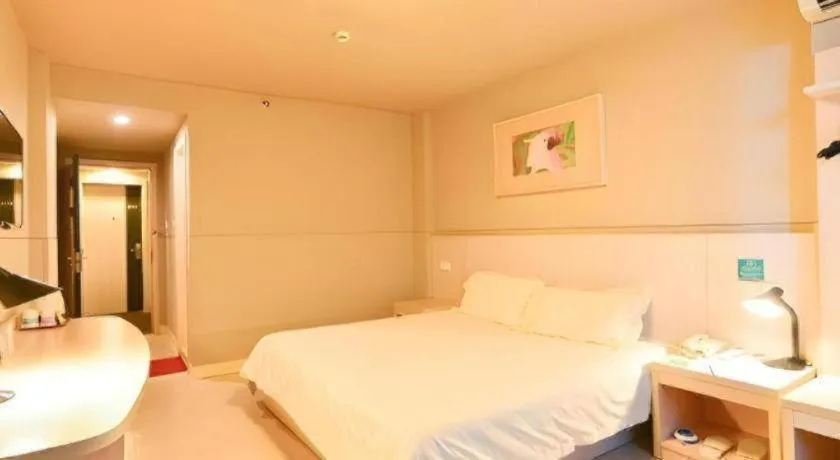 Bed in Jinjiang Inn Zhuhai Xiangzhou Qinglv Middle Road Theater