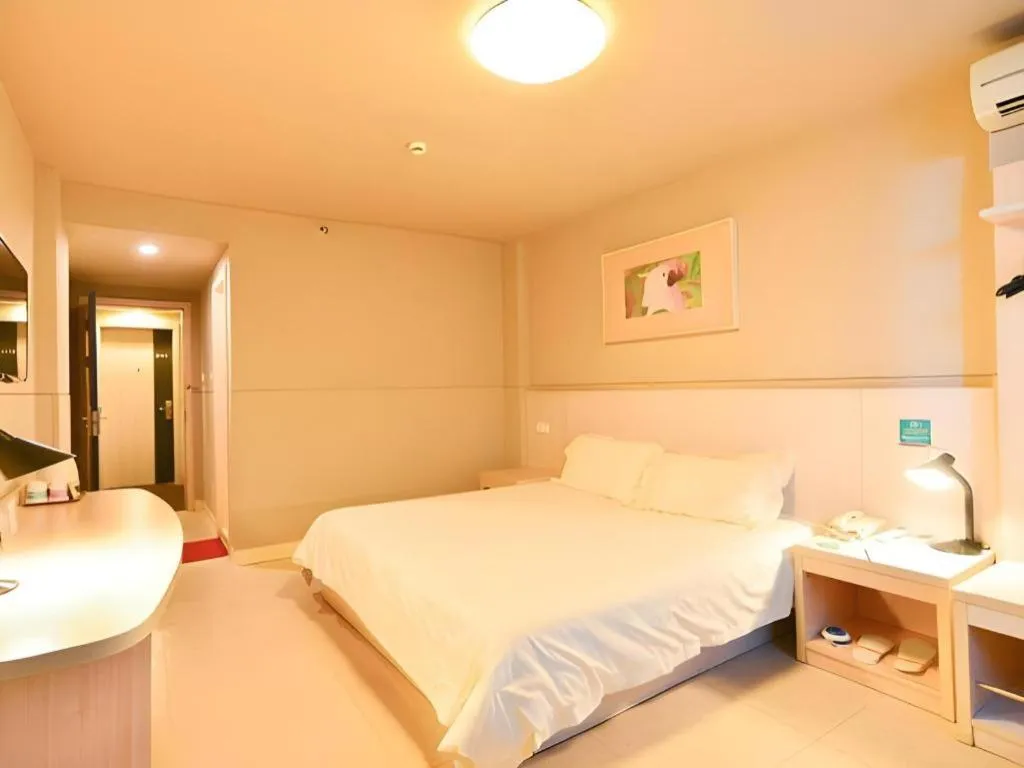 Bed in Jinjiang Inn Zhuhai Xiangzhou Qinglv Middle Road Theater