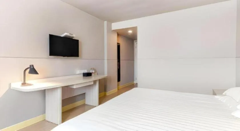 Bed in Jinjiang Inn Zhuhai Xiangzhou Qinglv Middle Road Theater