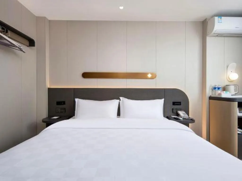 Bed in Jinjiang Inn Zhuhai Xiangzhou Qinglv Middle Road Theater