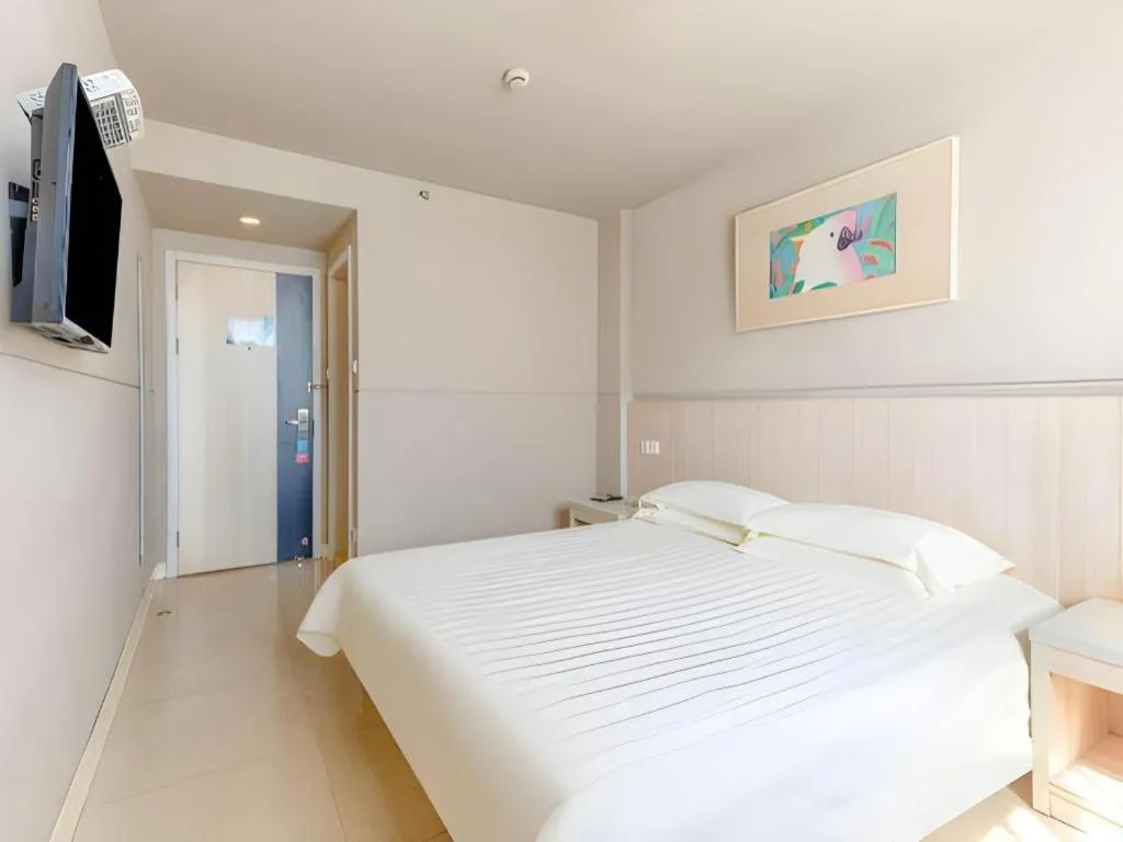 Bed in Jinjiang Inn Zhuhai Xiangzhou Qinglv Middle Road Theater