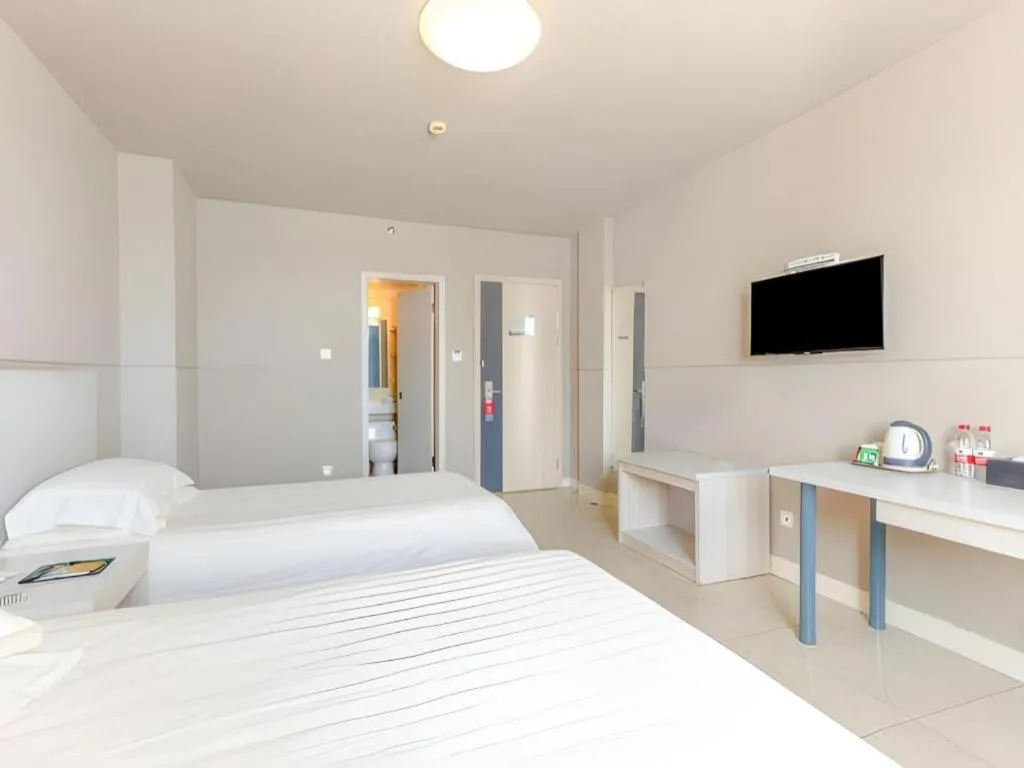 Bed in Jinjiang Inn Zhuhai Xiangzhou Qinglv Middle Road Theater