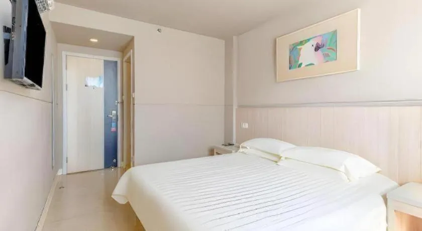 Bed in Jinjiang Inn Zhuhai Xiangzhou Qinglv Middle Road Theater