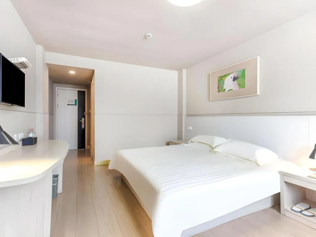 Bed in Jinjiang Inn Zhuhai Xiangzhou Qinglv Middle Road Theater