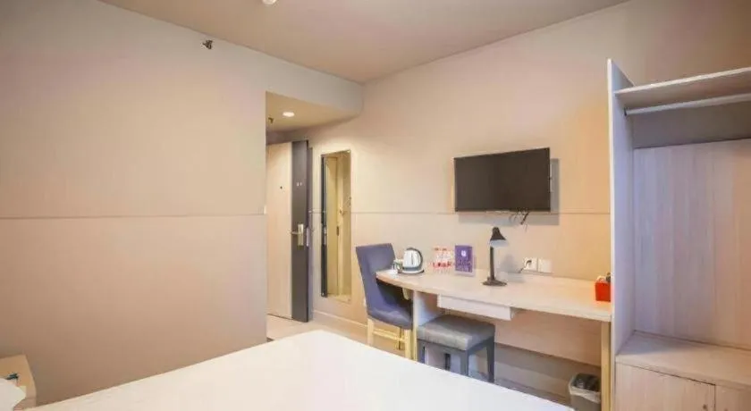 Bed in JinJiang Inn Chendu Taikoo Li Dongfeng Bridge