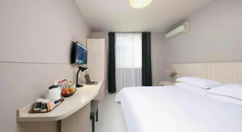 Bed in JinJiang Inn Chendu Taikoo Li Dongfeng Bridge