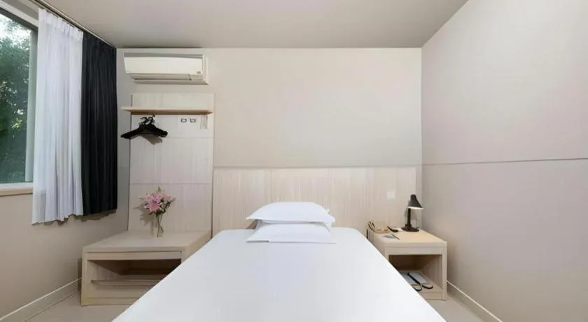 Bed in JinJiang Inn Chendu Taikoo Li Dongfeng Bridge