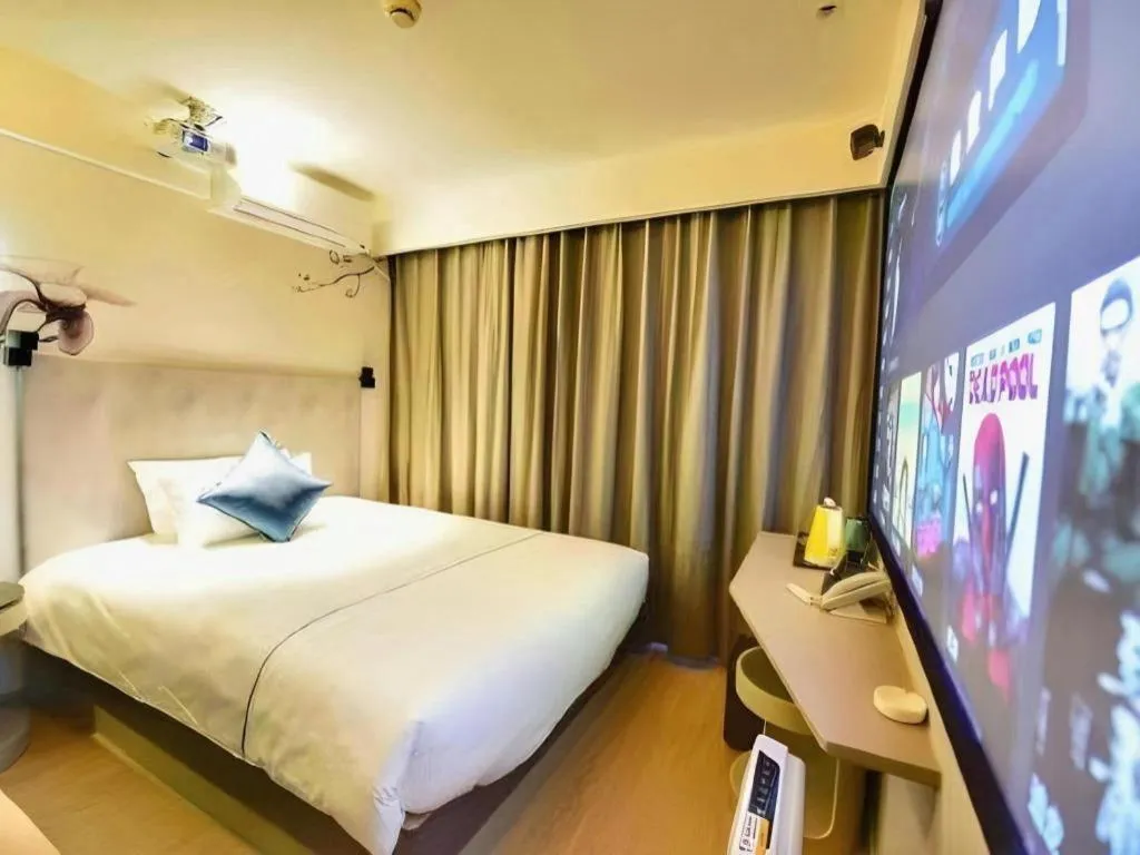 Bed in JinJiang Inn Chendu Taikoo Li Dongfeng Bridge