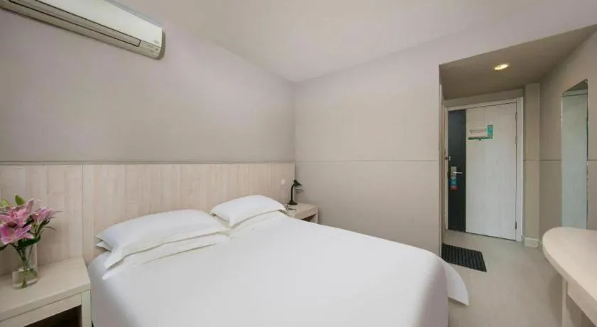 Bed in JinJiang Inn Chendu Taikoo Li Dongfeng Bridge