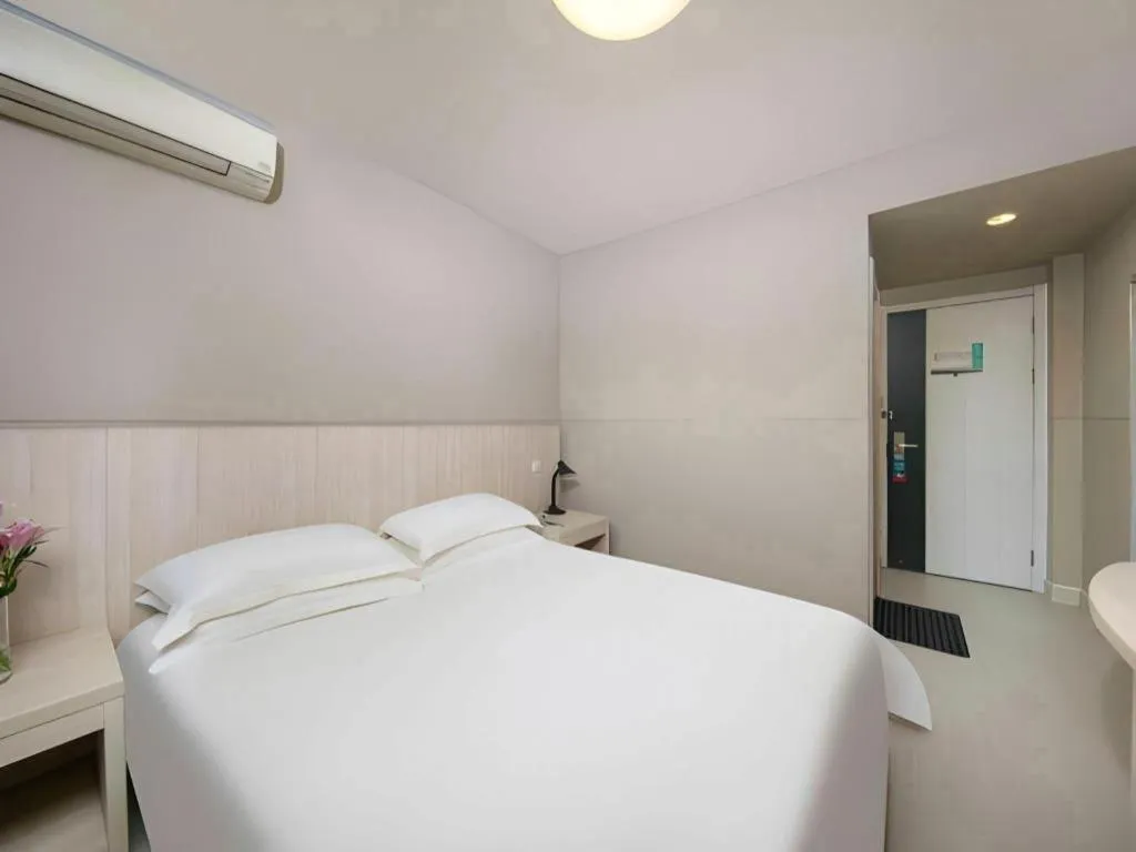 Bed in JinJiang Inn Chendu Taikoo Li Dongfeng Bridge