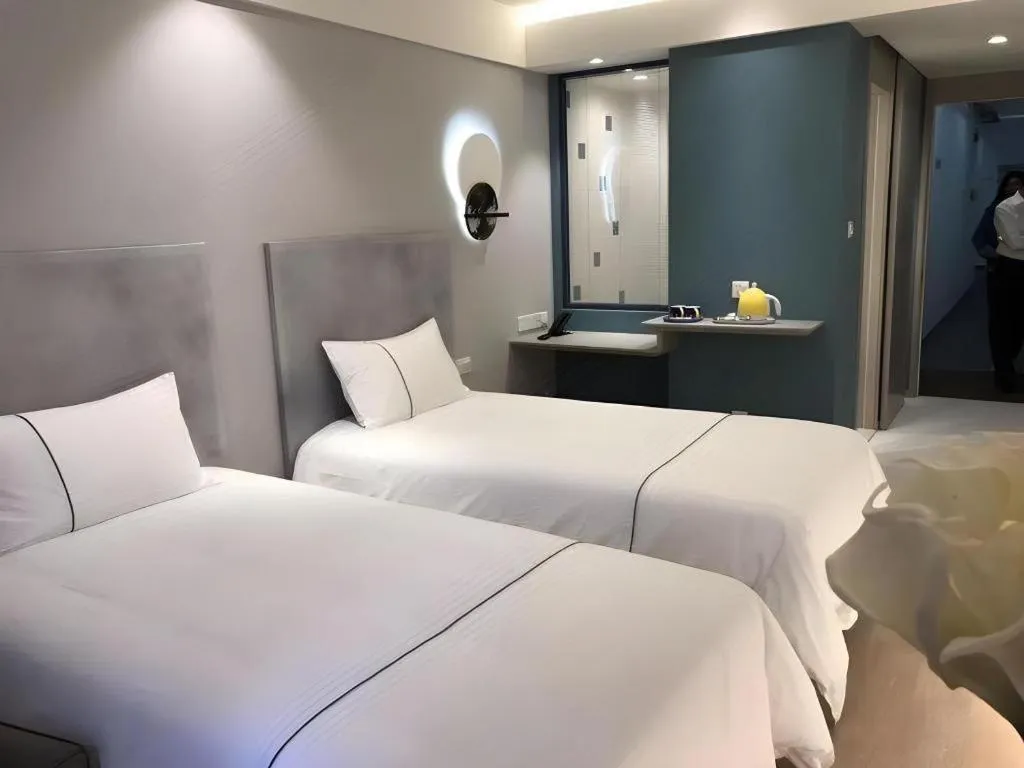 Bed in JinJiang Inn Chendu Taikoo Li Dongfeng Bridge