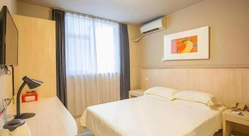 Bed in JinJiang Inn Chendu Taikoo Li Dongfeng Bridge