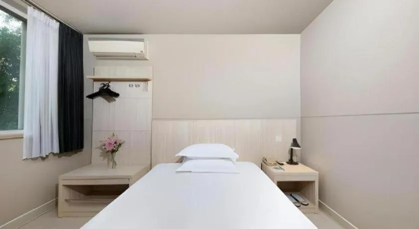 Bed in JinJiang Inn Chendu Taikoo Li Dongfeng Bridge