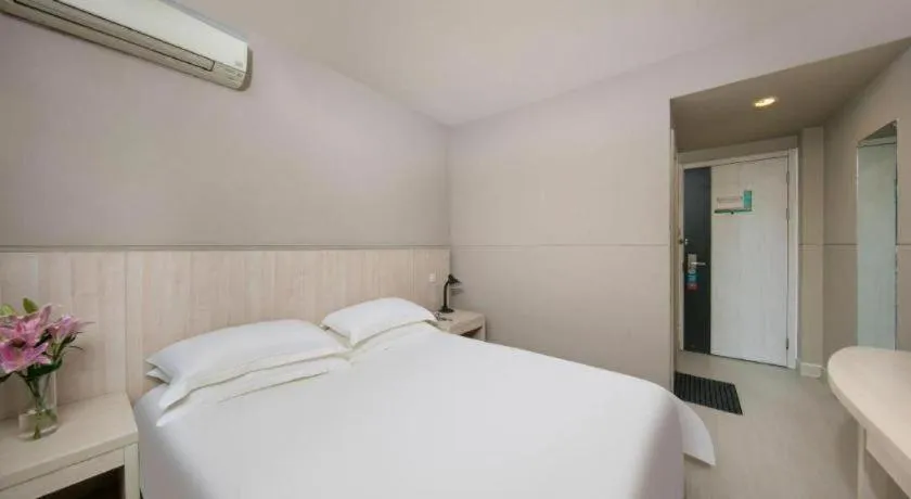 Bed in JinJiang Inn Chendu Taikoo Li Dongfeng Bridge