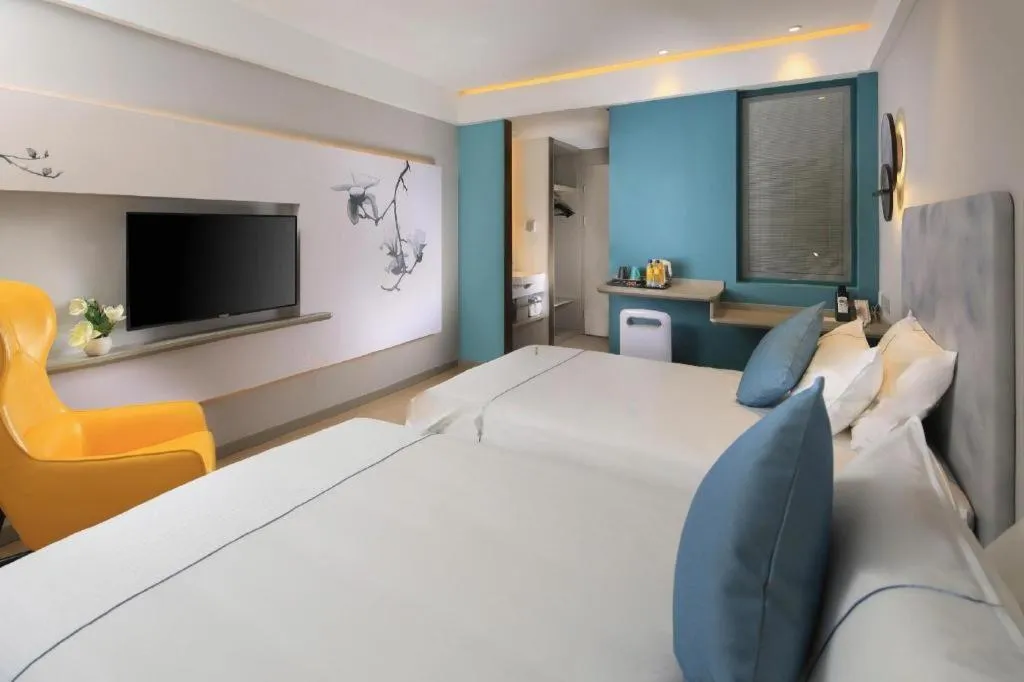 Bed in JinJiang Inn Chendu Taikoo Li Dongfeng Bridge