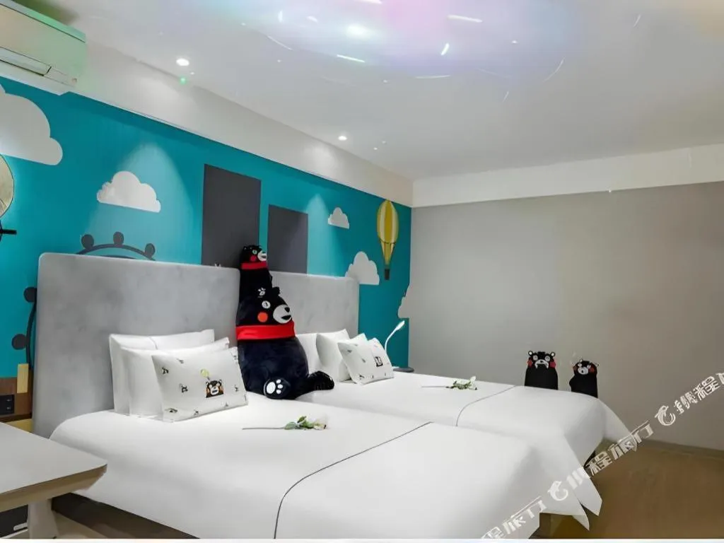 Bed in JinJiang Inn Chendu Taikoo Li Dongfeng Bridge