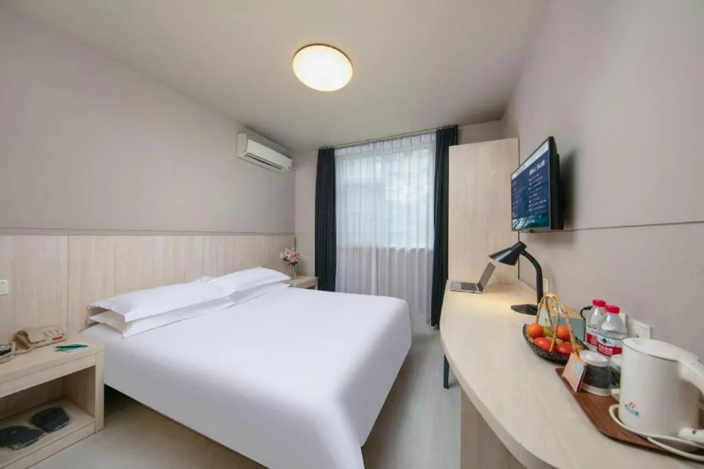 Bed in JinJiang Inn Chendu Taikoo Li Dongfeng Bridge