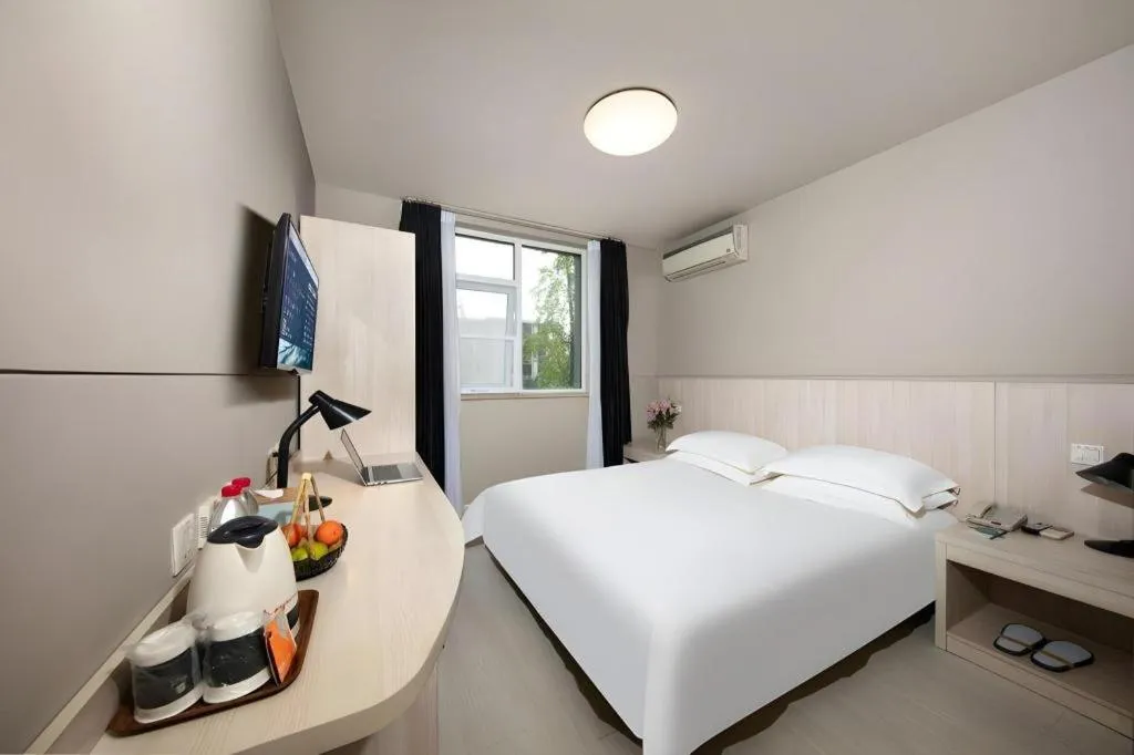 Bed in JinJiang Inn Chendu Taikoo Li Dongfeng Bridge