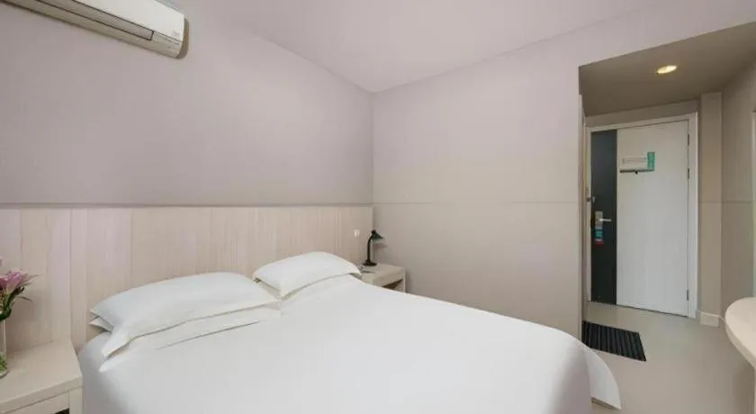 Bed in JinJiang Inn Chendu Taikoo Li Dongfeng Bridge